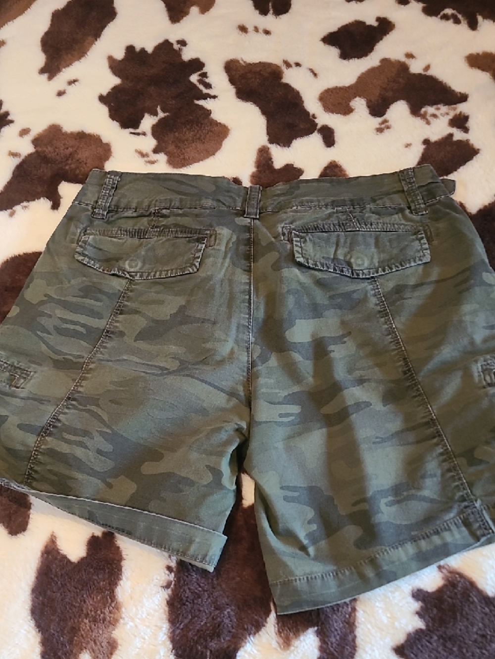 Sanctuary Olive Camo Cargo Shorts - Picture 9 of 9
